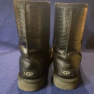 UGG正規品W CLASSIC SHORT CROCO 24cm UGG Classic Short Leather Boots | Timeless Style and Comfort